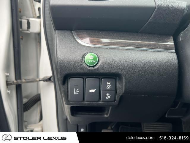 Photo of 2015 White Honda CR-V