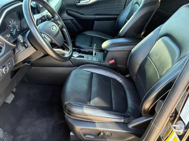 Photo of 2022 Agate Black Metallic Ford Escape