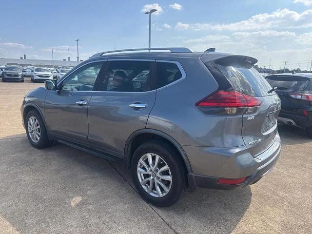 Photo of 2017 Gun Metallic Nissan Rogue