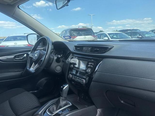 Photo of 2017 Gun Metallic Nissan Rogue