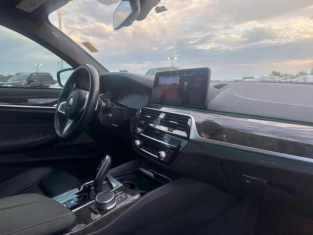 Photo of 2022 Phytonic Blue Metallic BMW 530