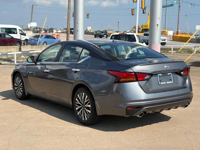 Photo of 2025 Gun Metallic Nissan Altima