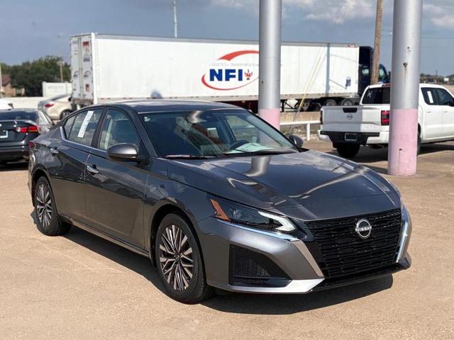 Photo of 2025 Gun Metallic Nissan Altima