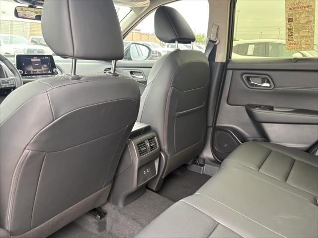 Photo of 2025 KH3 Super Blac Nissan Rogue