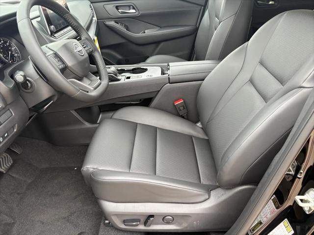 Photo of 2025 KH3 Super Blac Nissan Rogue