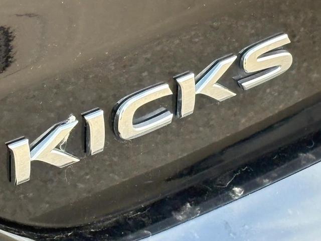 Photo of 2024 Super Black Nissan Kicks