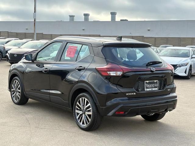 Photo of 2024 Super Black Nissan Kicks