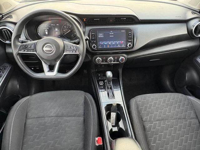 Photo of 2024 Super Black Nissan Kicks