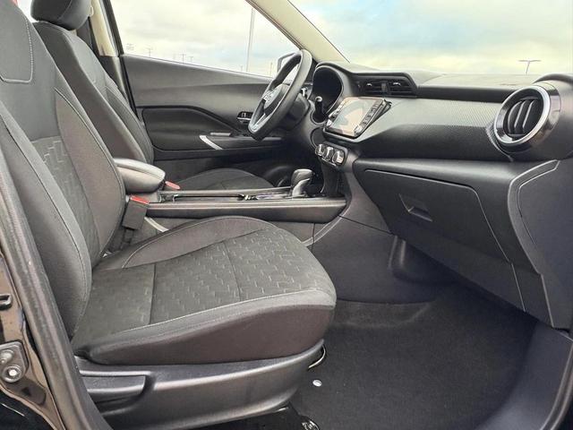 Photo of 2024 Super Black Nissan Kicks