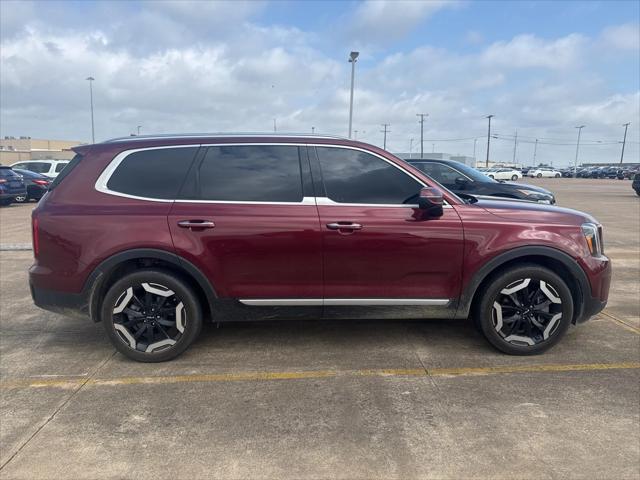 Photo of 2023 Red Metallic Kia Telluride