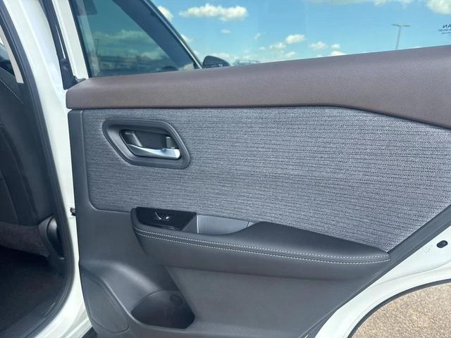 Photo of 2023 Pearl White Tricoat Nissan Rogue