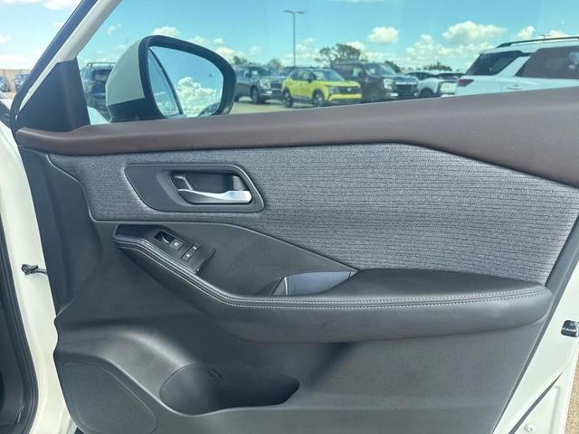 Photo of 2023 Pearl White Tricoat Nissan Rogue