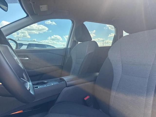 Photo of 2023 Pearl White Tricoat Nissan Rogue