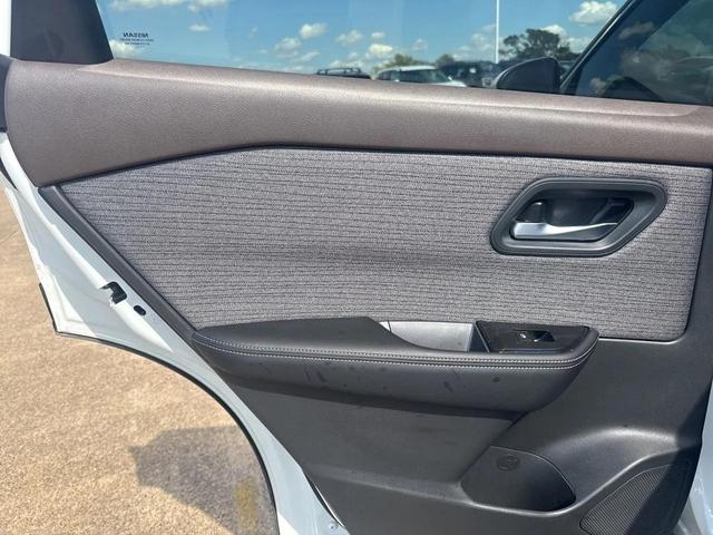 Photo of 2023 Pearl White Tricoat Nissan Rogue