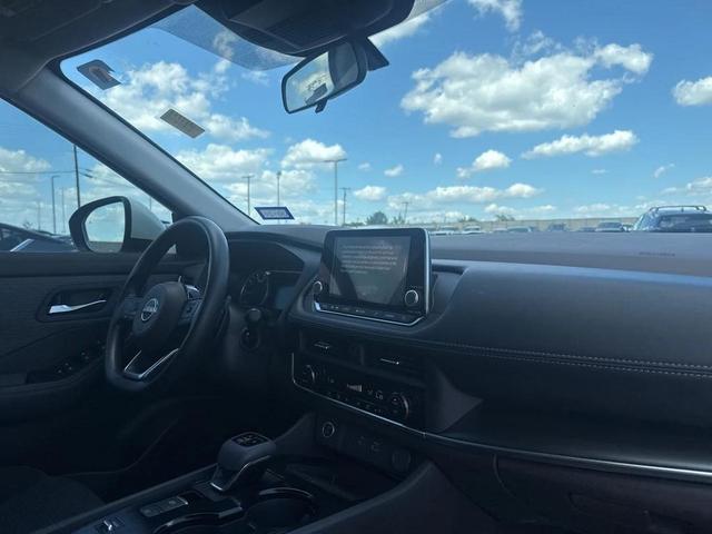 Photo of 2023 Pearl White Tricoat Nissan Rogue