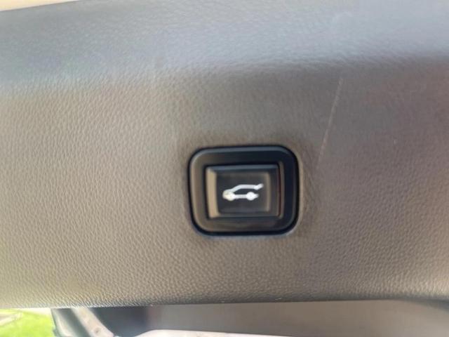 Photo of 2023 White Frost Tricoat Buick Enclave