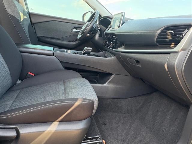 Photo of 2022 Super Black Nissan Rogue