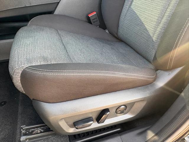 Photo of 2022 Super Black Nissan Rogue