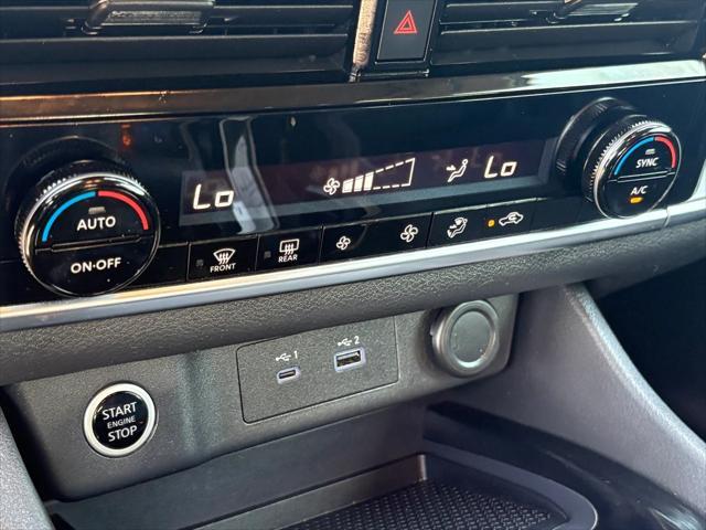 Photo of 2022 Super Black Nissan Rogue