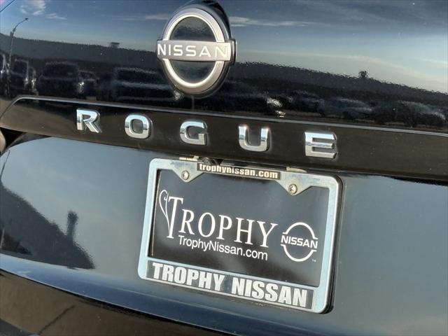 Photo of 2022 Super Black Nissan Rogue