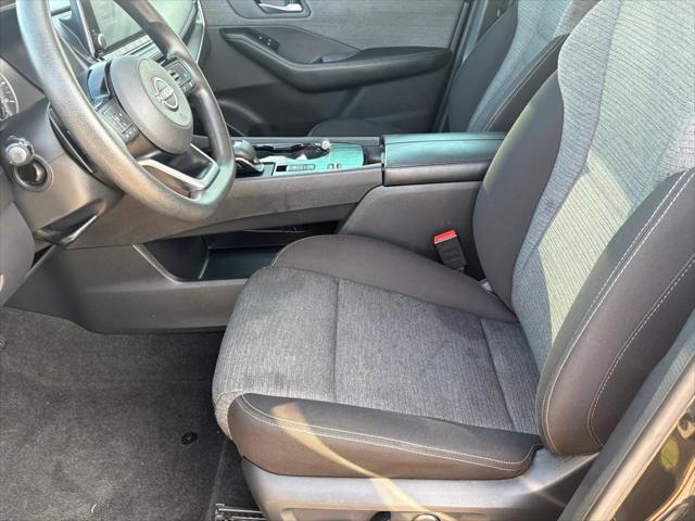 Photo of 2022 Super Black Nissan Rogue