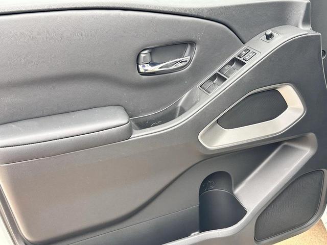 Photo of 2025 Glacier White Nissan Frontier