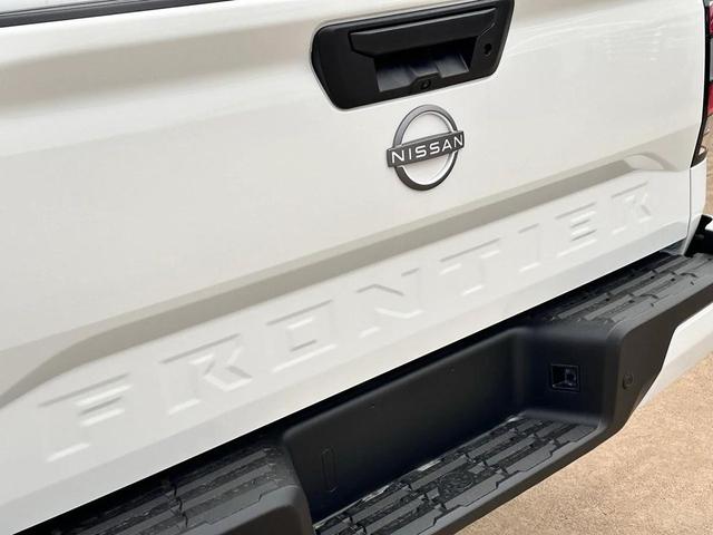 Photo of 2025 Glacier White Nissan Frontier