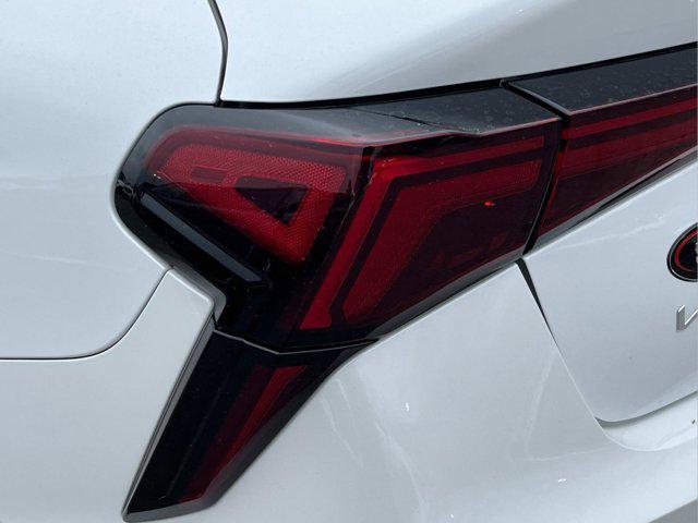 Photo of 2025 Snow White Pearl Kia K5