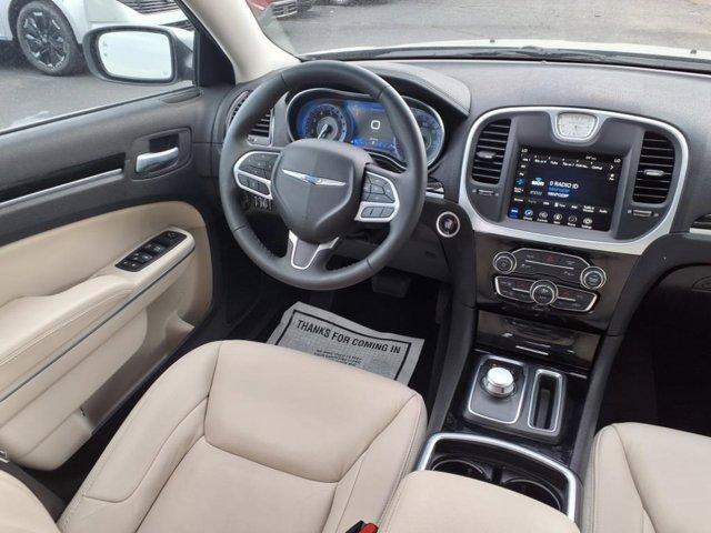 Photo of 2023 Silver Mist Clearcoat Chrysler 300