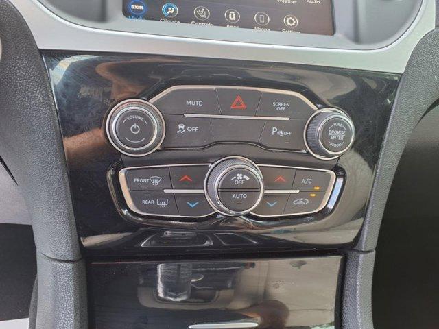 Photo of 2023 Silver Mist Clearcoat Chrysler 300