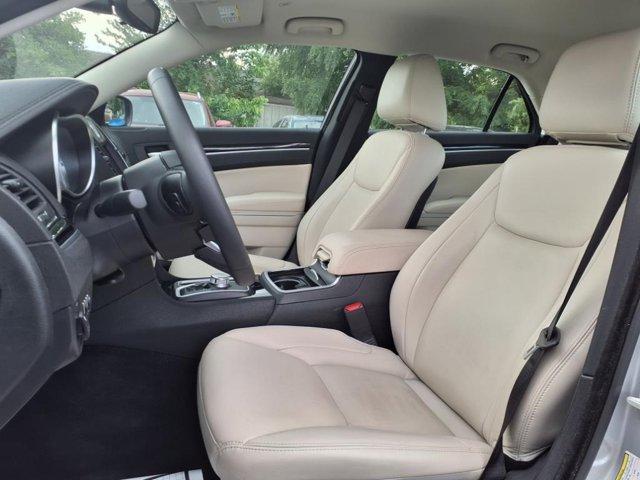 Photo of 2023 Silver Mist Clearcoat Chrysler 300