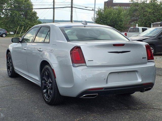 Photo of 2023 Silver Mist Clearcoat Chrysler 300