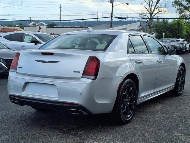 Photo of 2023 Silver Mist Clearcoat Chrysler 300