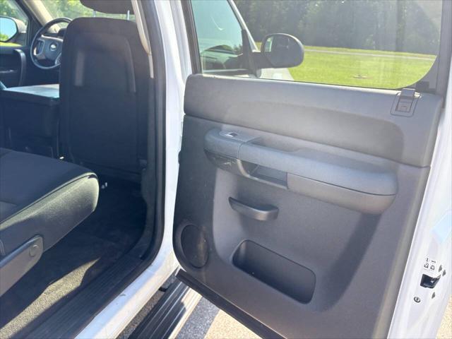 Photo of 2014 Summit White Chevrolet Silverado 2500