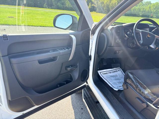 Photo of 2014 Summit White Chevrolet Silverado 2500