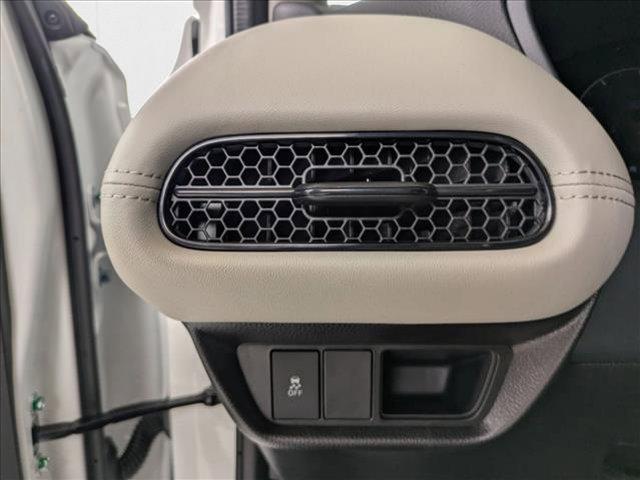Photo of 2026 Platinum White Pearl Honda HR-V