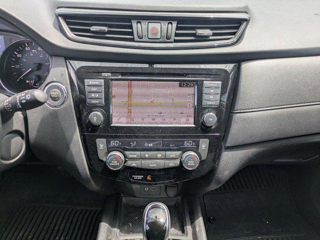 Photo of 2018 Pearl White Nissan Rogue