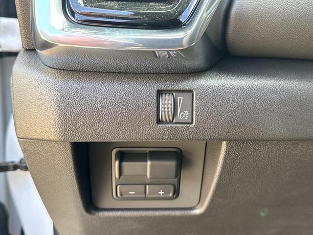 Photo of 2025 Summit White GMC Canyon