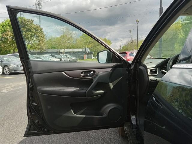 Photo of 2015 Black Nissan Rogue
