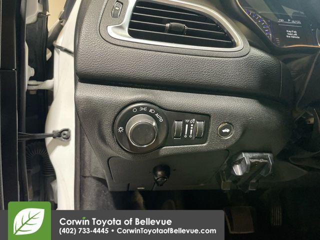 Photo of 2015 Bright White Clearcoat Chrysler 200