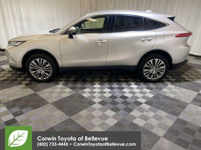 Photo of 2022 Titanium Glow Toyota Venza