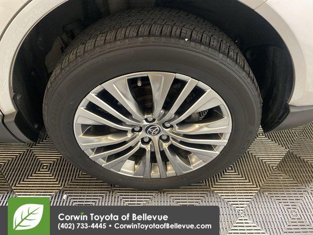 Photo of 2022 Titanium Glow Toyota Venza