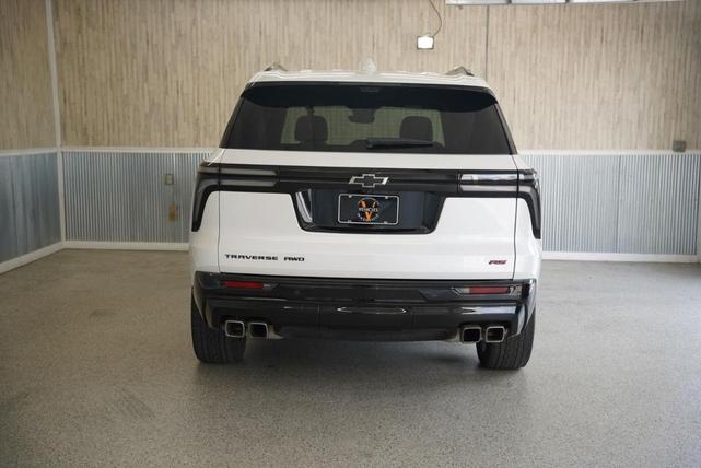 Photo of 2024 Iridescent Pearl Tricoat Chevrolet Traverse