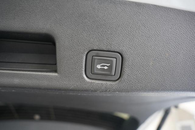 Photo of 2024 Iridescent Pearl Tricoat Chevrolet Traverse