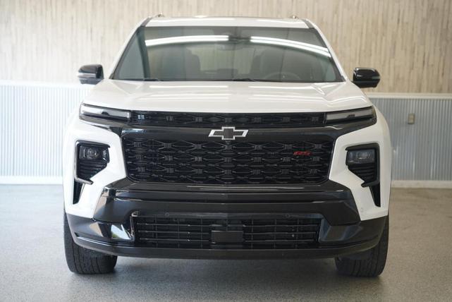 Photo of 2024 Iridescent Pearl Tricoat Chevrolet Traverse