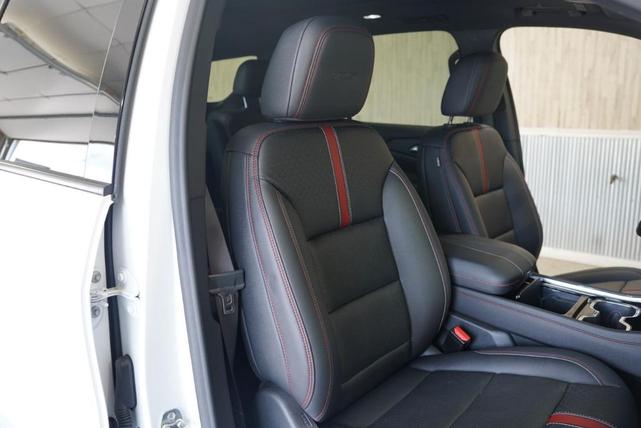 Photo of 2024 Iridescent Pearl Tricoat Chevrolet Traverse