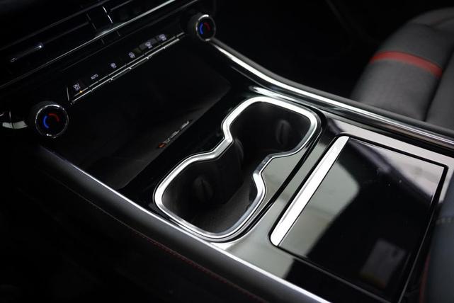 Photo of 2024 Iridescent Pearl Tricoat Chevrolet Traverse