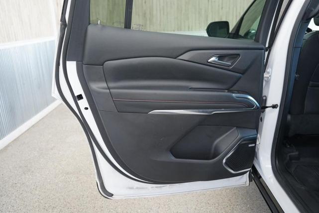 Photo of 2024 Iridescent Pearl Tricoat Chevrolet Traverse
