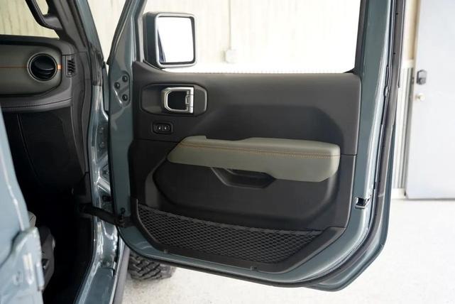 Photo of 2025 Anvil Clearcoat Jeep Gladiator