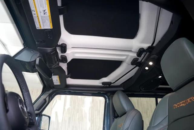 Photo of 2025 Anvil Clearcoat Jeep Gladiator